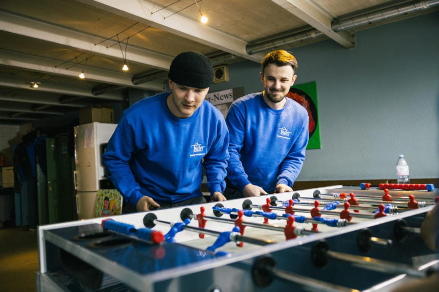 fischer-metallbau-tischfussball-034_klein Joel und Edon beim Tischfussball - Fischer Metallbau AG