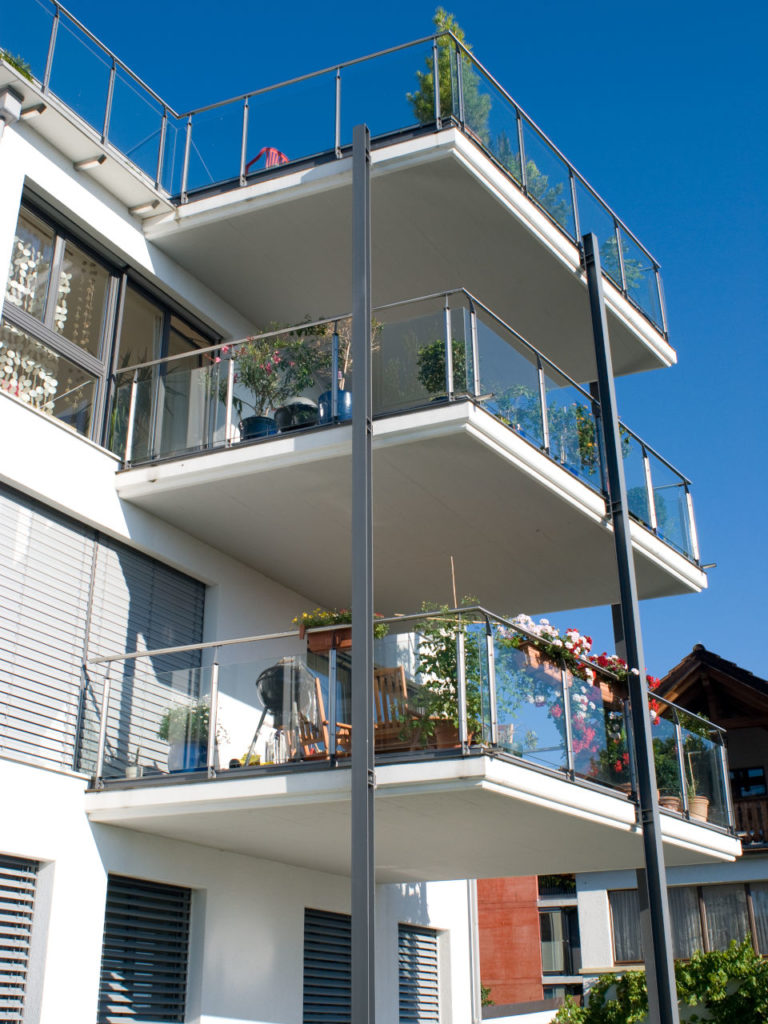 Balkonanbau mit Metallstreben und Glasgeländer