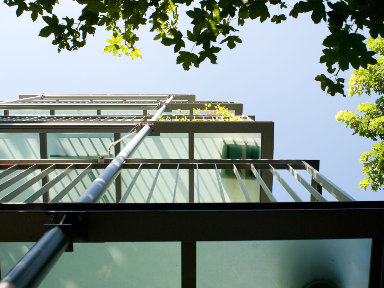 Balkon aus Stahl mit Bodenfüllung aus geätztem Glas