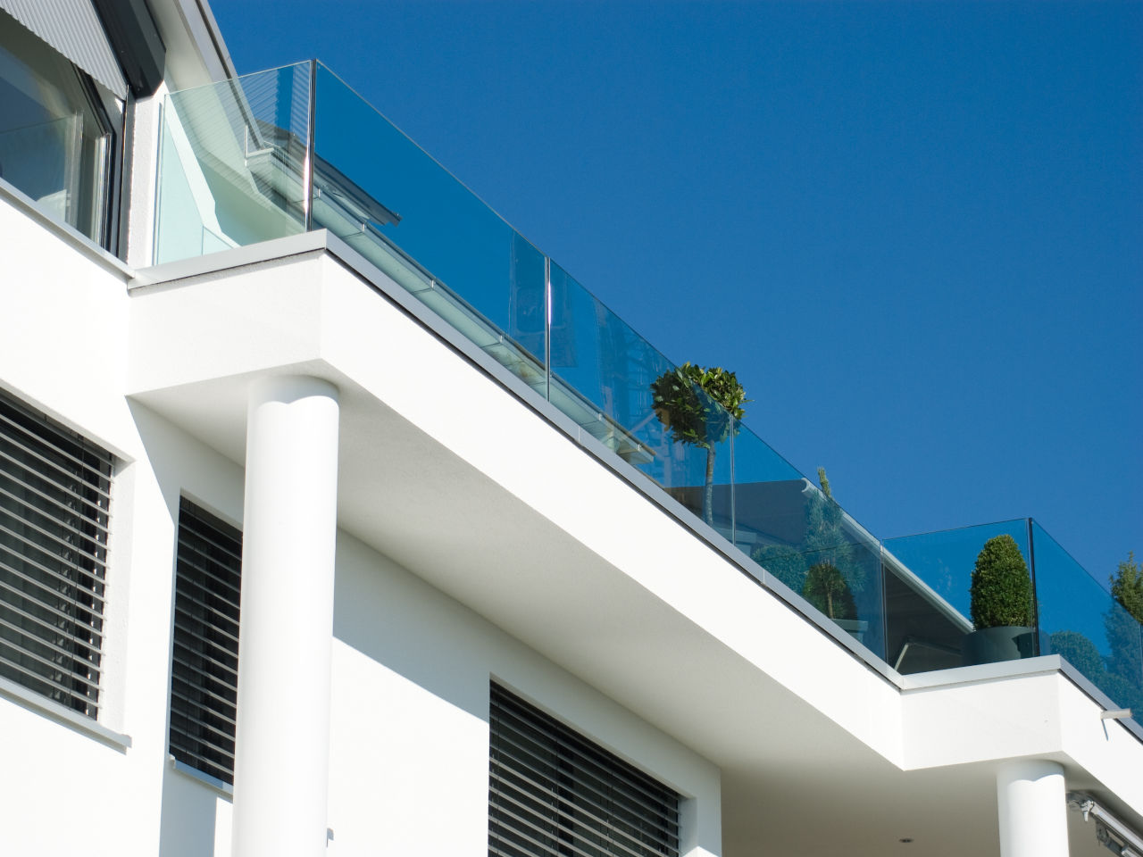 Balkongeländer aus Glas auf Terrasse