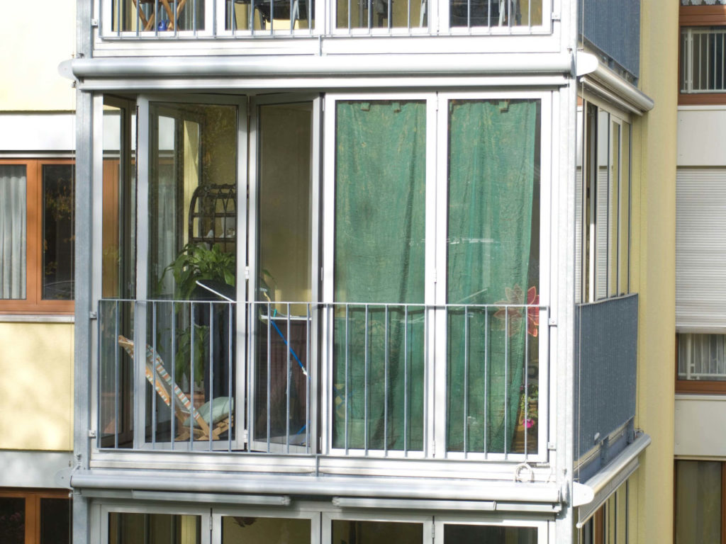 Balkonverglasung und Glasfaltwand mit Faltschiebetüren - Sichtschutz