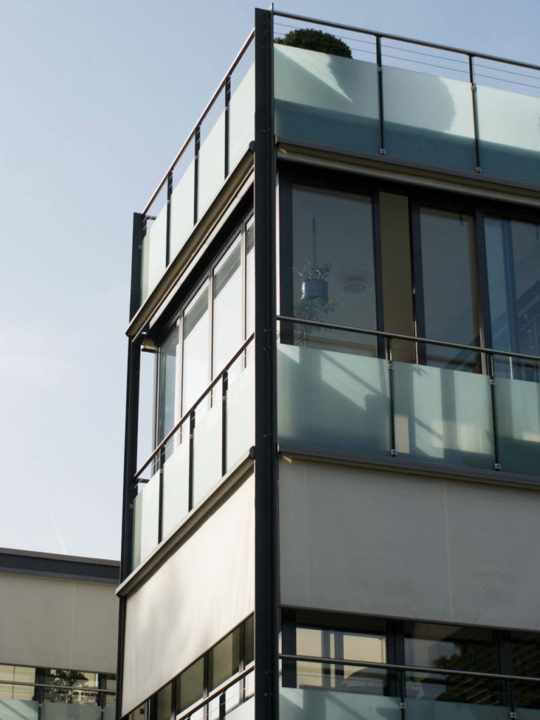 Balkonverglasungen Glasfaltwand Faltschiebetüren mit Balkonglasgeländer und Mattfolie