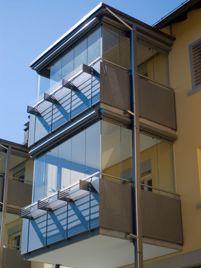 Balkonverglasungen mit Glasfaltwand - Seitenansicht