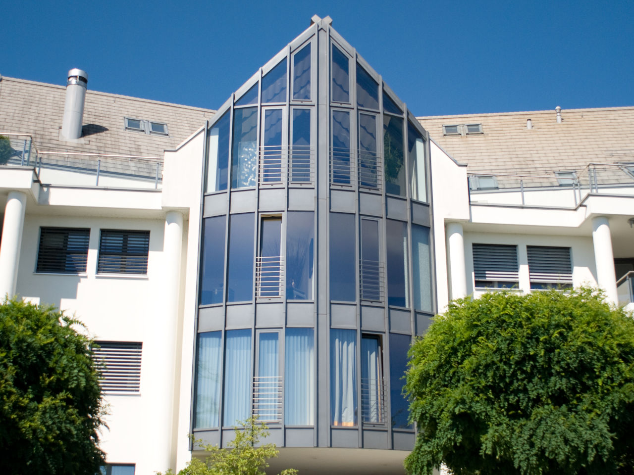 Metall Fassade aus Aluminium und Glas mit Glasdach
