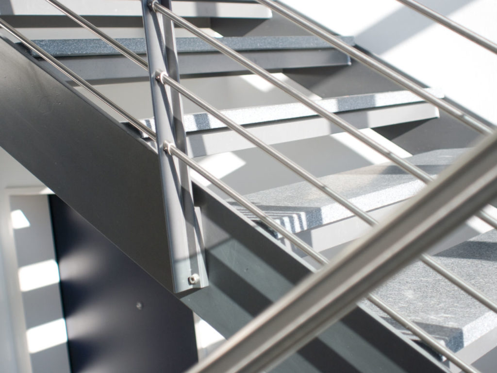 Metalltreppen und Treppengeländer Innenbereich mit Steintritten und Stahlwangen dazu Chromstahl Geländer