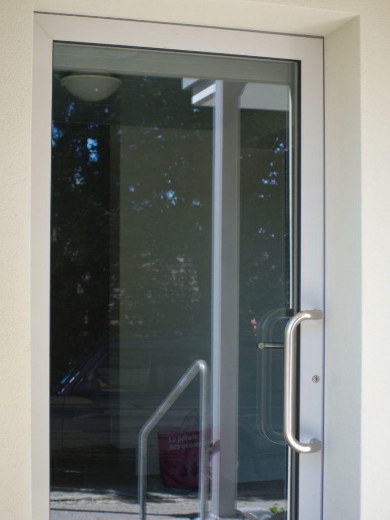 Türe mit Metallprofil und Isolierglas mit durchsicht und termisch getrennt